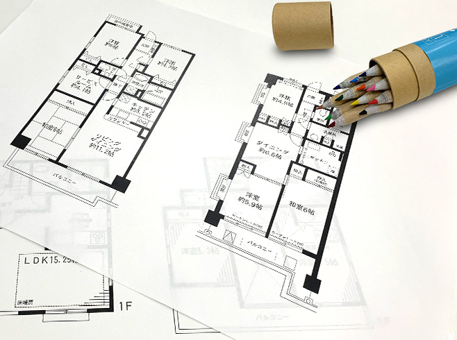 間取り図に鉛筆で内覧箇所を確認するイメージ写真